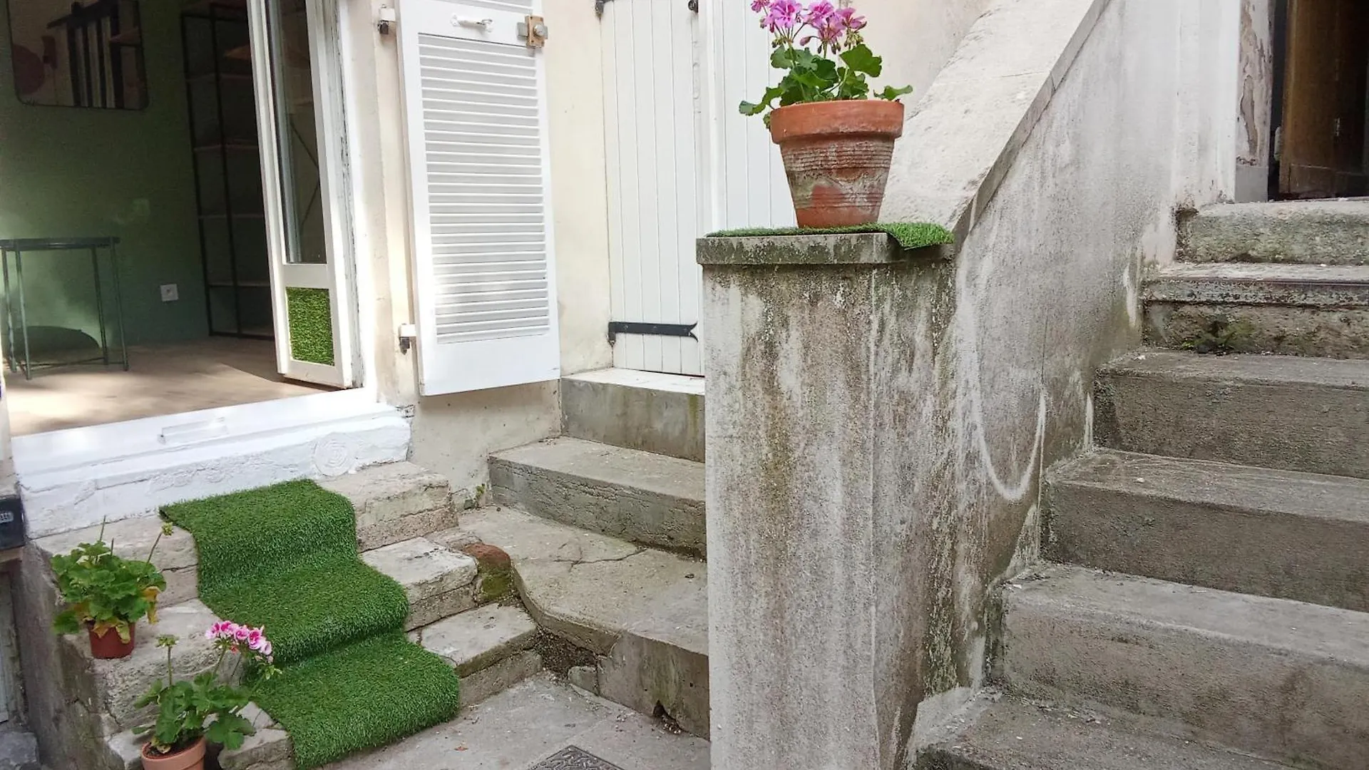 A Secret Garden In Montmartre Lejlighed Paris 0*,  Frankrig